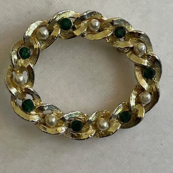 GERRY'S Vintage Gold Tone Pearl Emerald Rhinestone Oval Brooch Pin - Picture 2 of 12